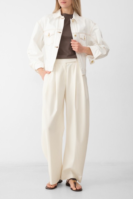 Товар коричневого цвета с внутренней стороны