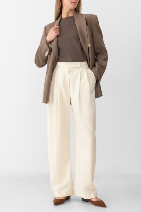 Товар коричневого цвета с внутренней стороны