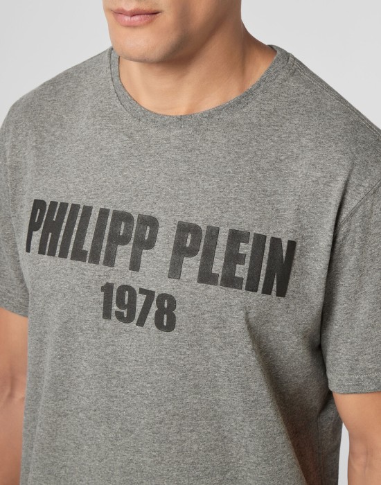 футболка  из америки вид сбоку