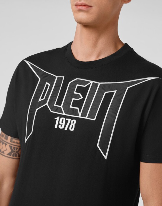 футболка  из америки вид сбоку