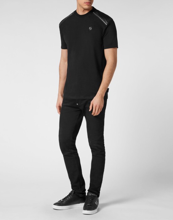 Товар черного цвета с внутренней стороны