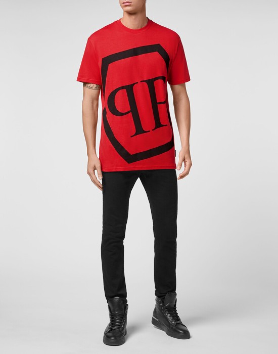 Товар красного цвета с внутренней стороны