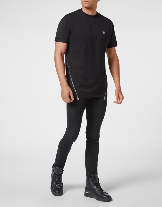 Товар черного цвета с внутренней стороны