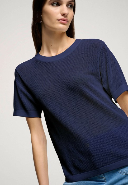 футболка  по цене 34390 руб вид справа