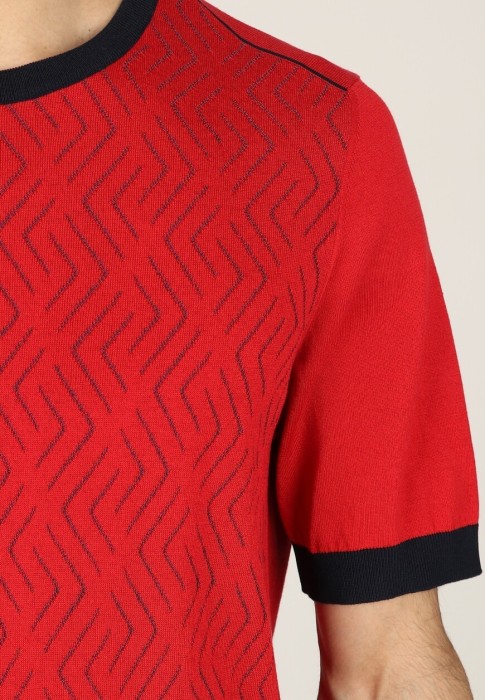 Товар красного цвета с внутренней стороны