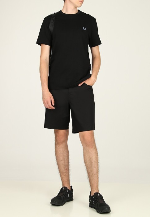 футболка  от бренда fred perry вид слева