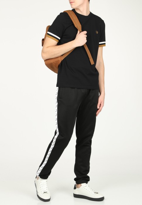 футболка  от бренда fred perry вид слева