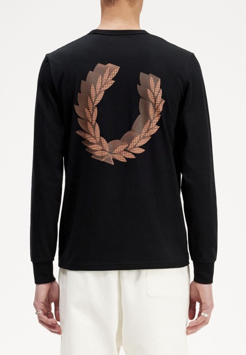футболка  от бренда fred perry вид слева