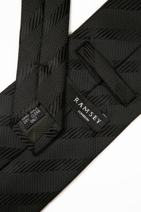 Товар черного цвета с внутренней стороны