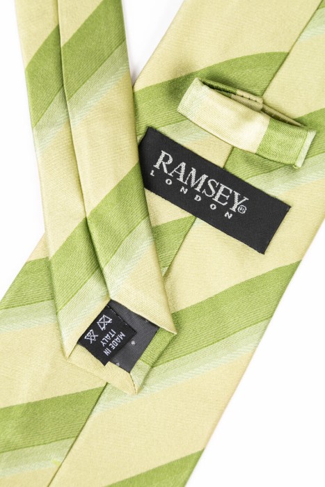 Товар зеленого цвета с внутренней стороны