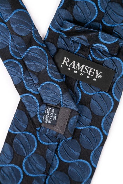 Товар черного цвета с внутренней стороны