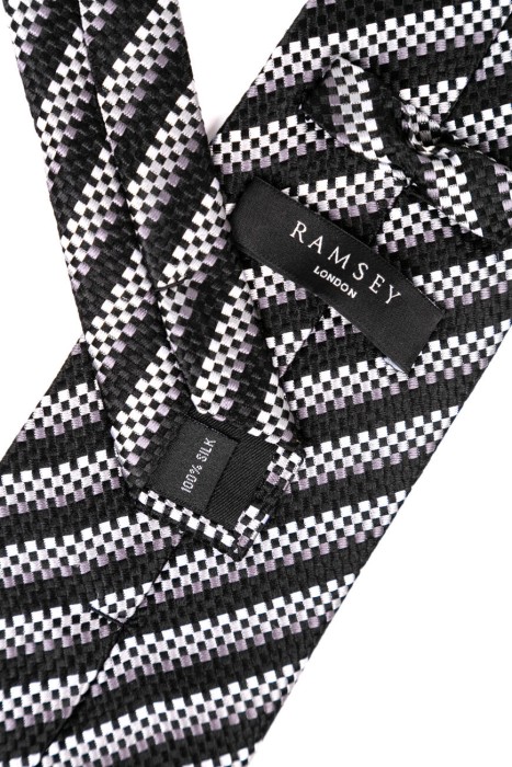 Товар черного цвета с внутренней стороны