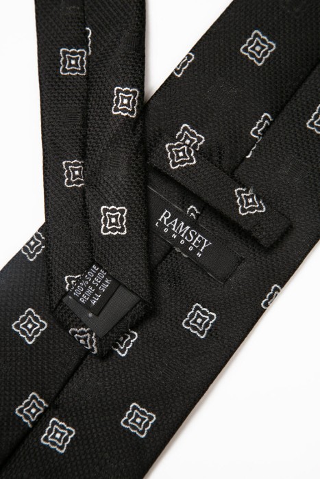 Товар черного цвета с внутренней стороны