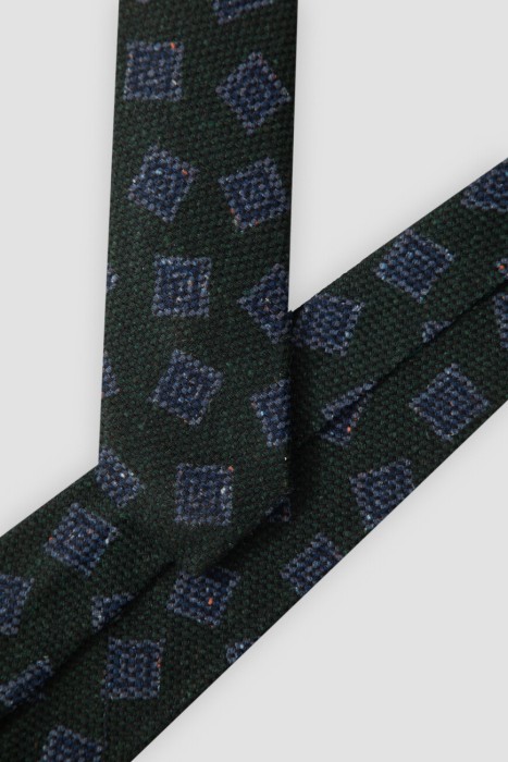 Товар зеленого цвета с внутренней стороны