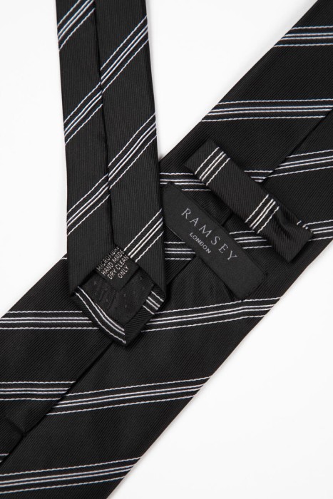 Товар черного цвета с внутренней стороны