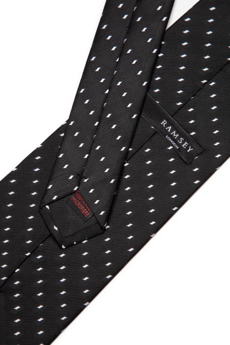 Товар черного цвета с внутренней стороны