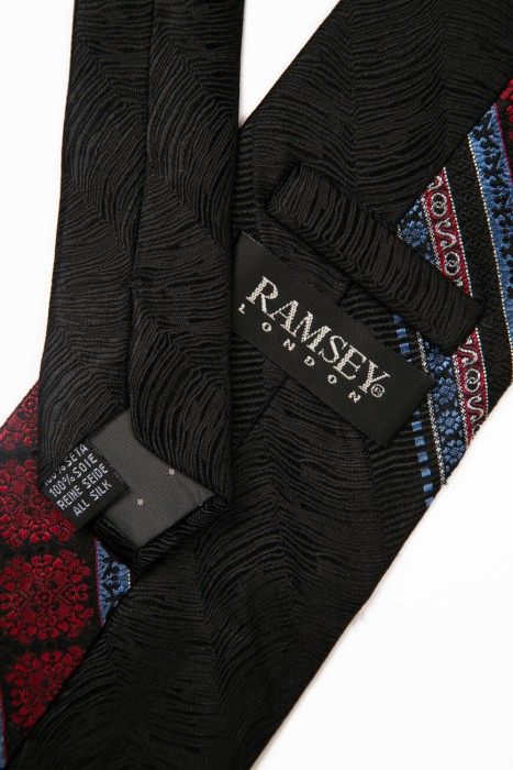 Товар черного цвета с внутренней стороны