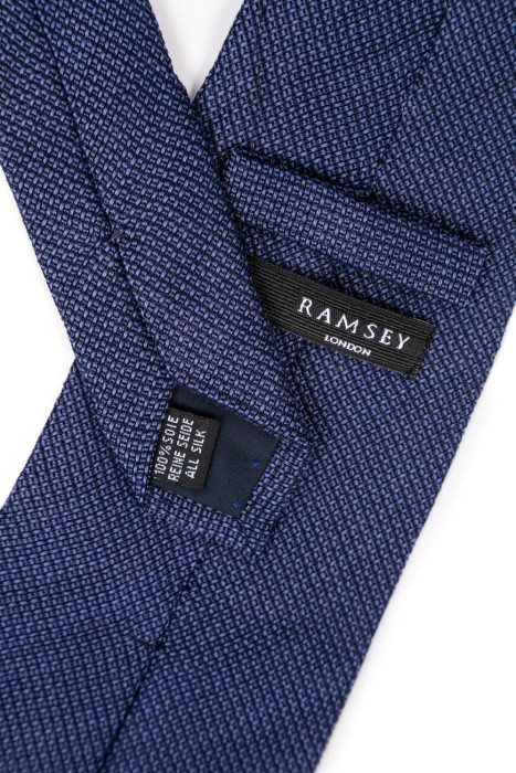 Товар синего цвета с внутренней стороны