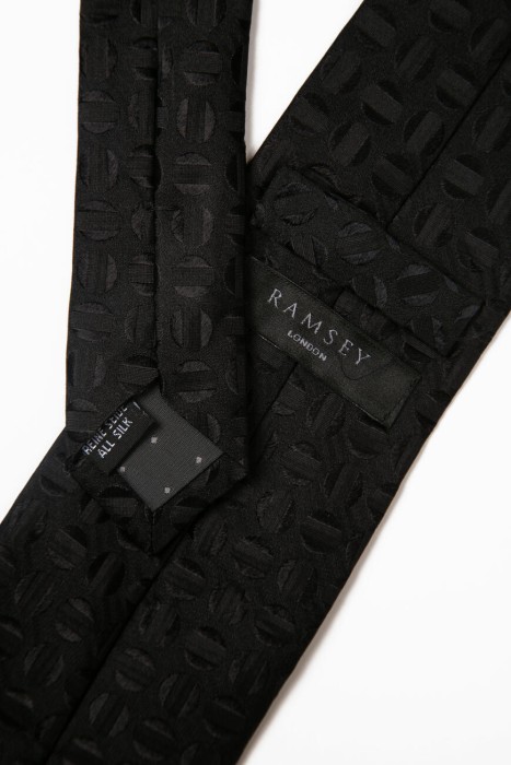 Товар черного цвета с внутренней стороны