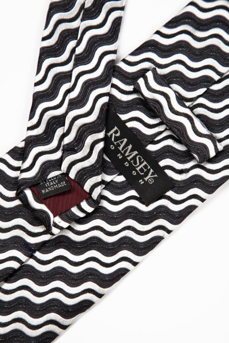 Товар белого цвета с внутренней стороны