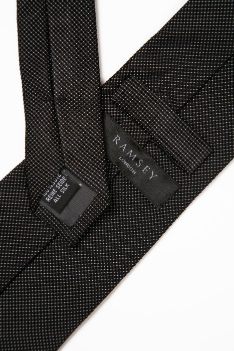 Товар черного цвета с внутренней стороны