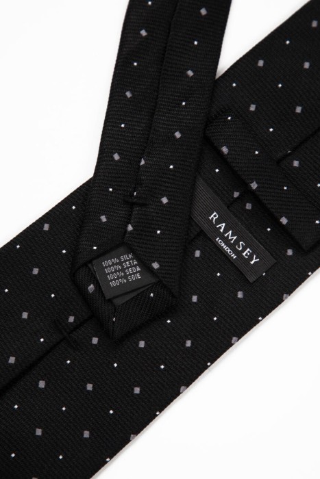 Товар черного цвета с внутренней стороны