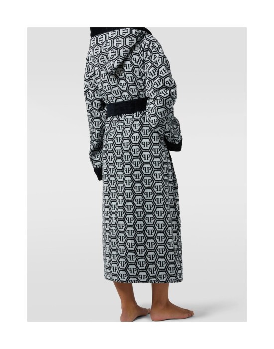 Товар черного цвета с внутренней стороны