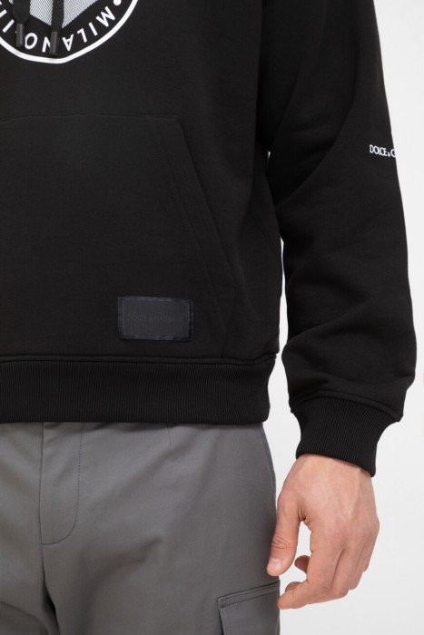 Товар черного цвета с внутренней стороны