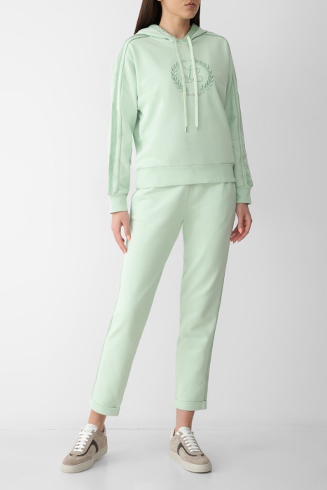 Товар зеленого цвета с внутренней стороны