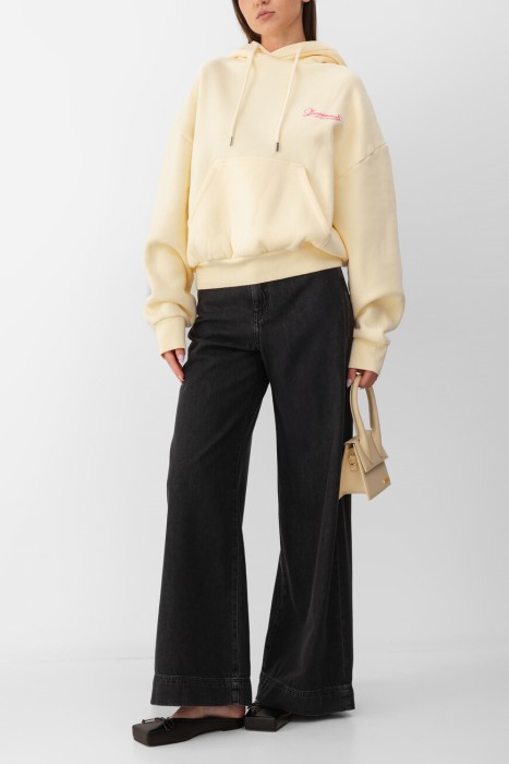 Товар желтого цвета с внутренней стороны