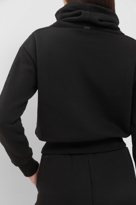 Товар черного цвета с внутренней стороны