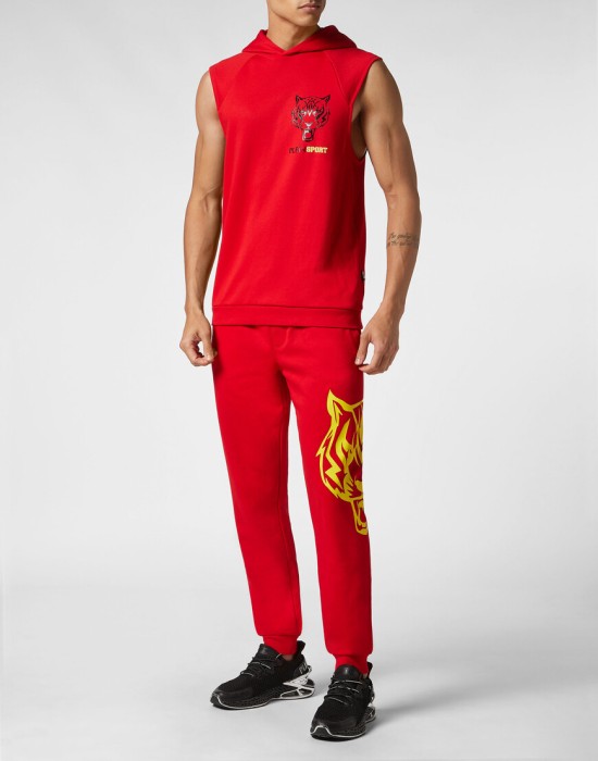 Товар красного цвета с внутренней стороны