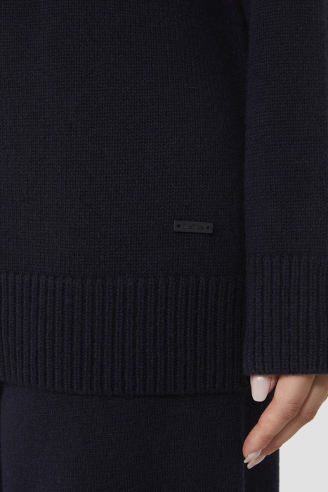 Товар синего цвета с внутренней стороны