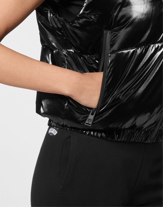 Товар черного цвета с внутренней стороны