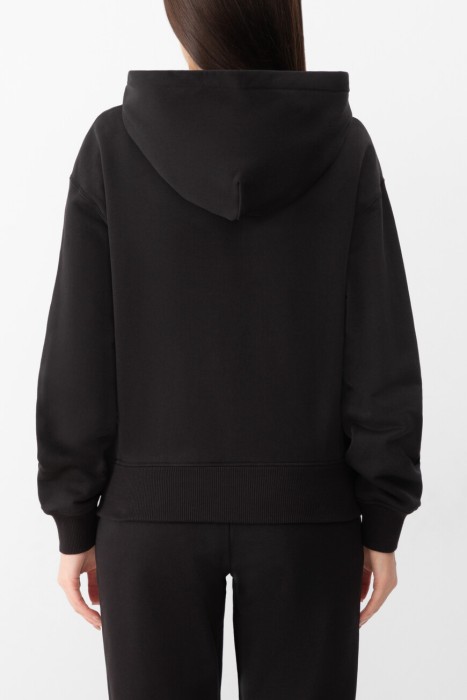 худи  по цене 71700 руб вид справа