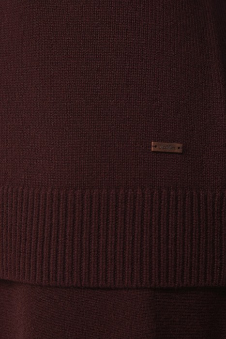 Товар бордового цвета с внутренней стороны