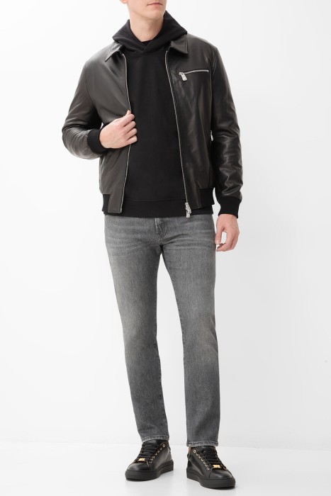 Товар черного цвета с внутренней стороны