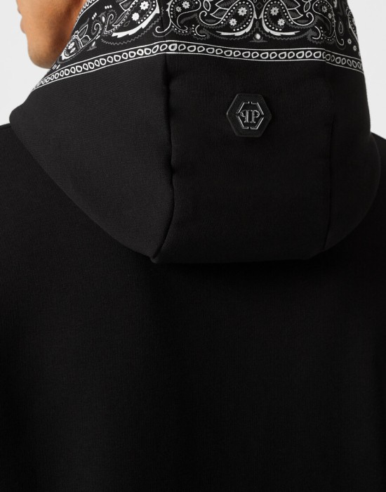 Товар черного цвета с внутренней стороны