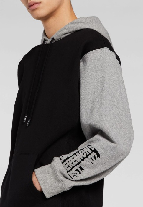 Товар черного цвета с внутренней стороны