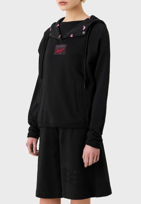 Товар черного цвета с внутренней стороны