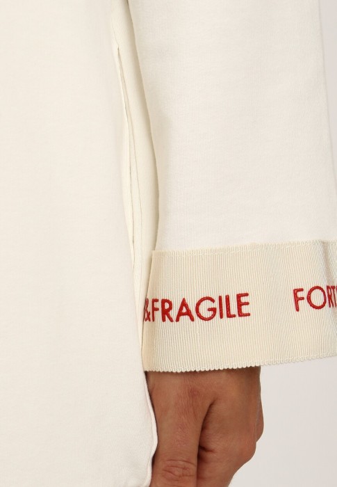 Товар белого цвета с внутренней стороны