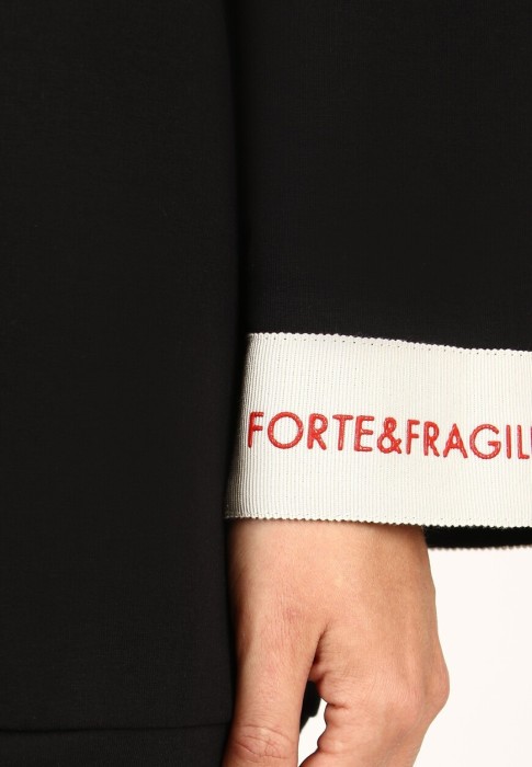 Товар черного цвета с внутренней стороны