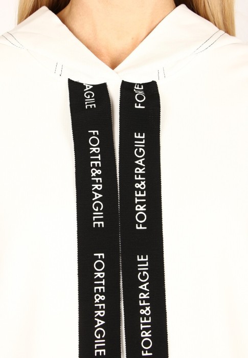 Товар белого цвета с внутренней стороны