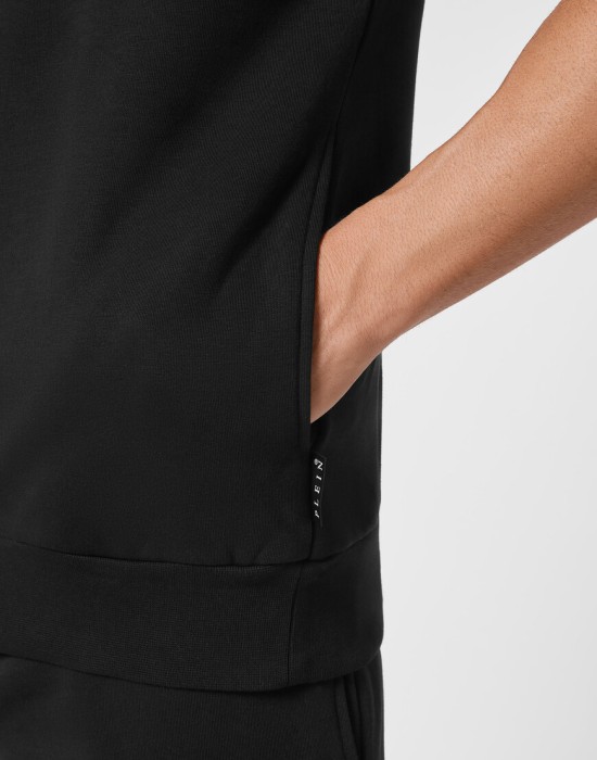 Товар черного цвета с внутренней стороны