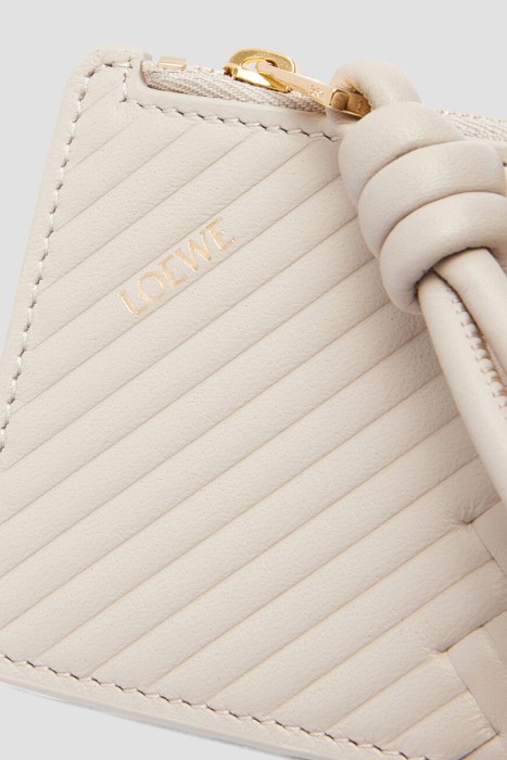 Товар кремового цвета с внутренней стороны