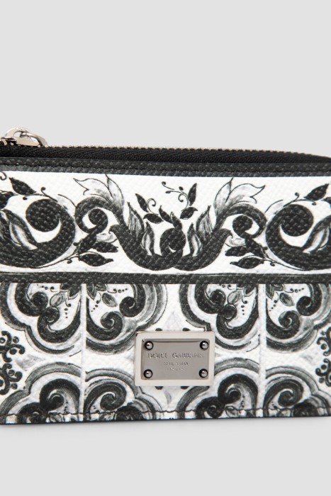 Товар черного цвета с внутренней стороны