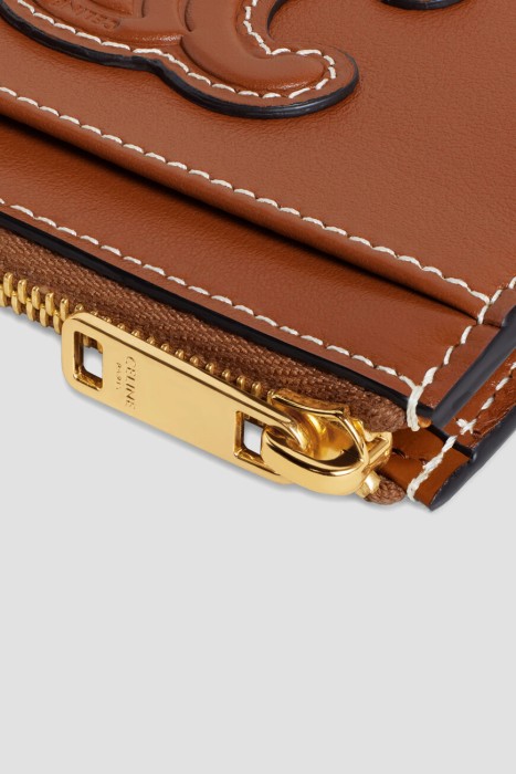 Товар коричневого цвета с внутренней стороны