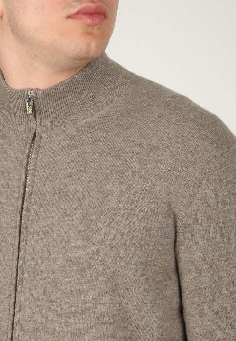 Товар бежевого цвета с внутренней стороны