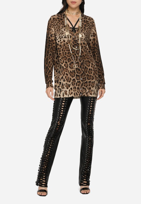 Товар коричневого цвета с внутренней стороны