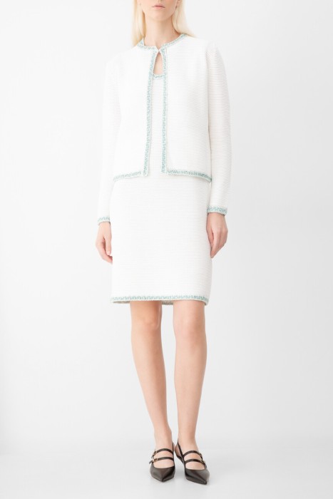 Товар белого цвета с внутренней стороны